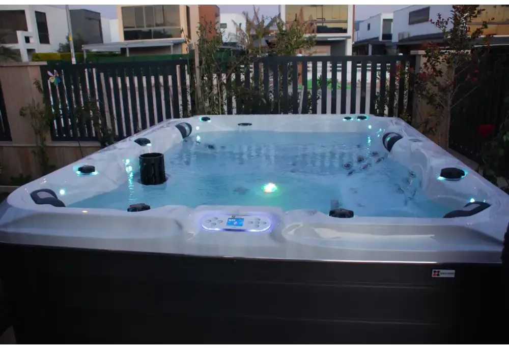 PassionSpa Desire-spabad – Signature Collection, hvid overflade, sorte detaljer, blå LED-belysning PassionSpa Desire-spabad – Signature Collection, hvid overflade, sorte detaljer, blå LED-belysning